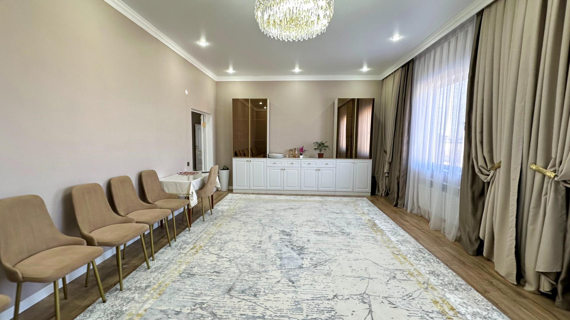 6-комнантный квартира, 200.0 м²,Байтурсынова за 57 000 000