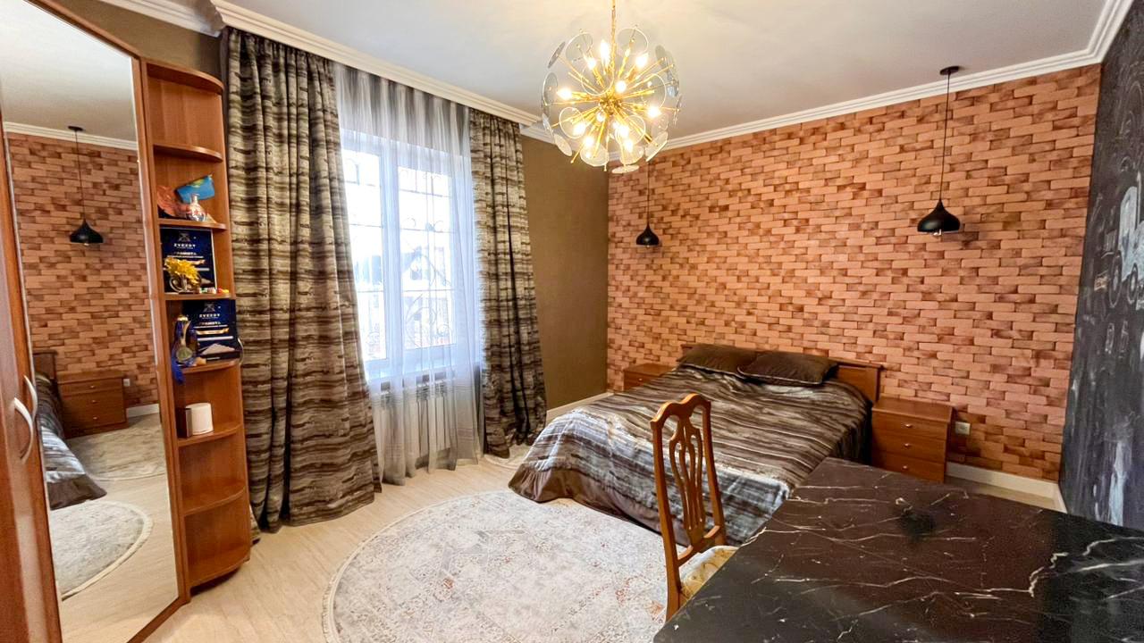 6-комнантный квартира, 300.0 м²,Базарбаева за 130 000 000