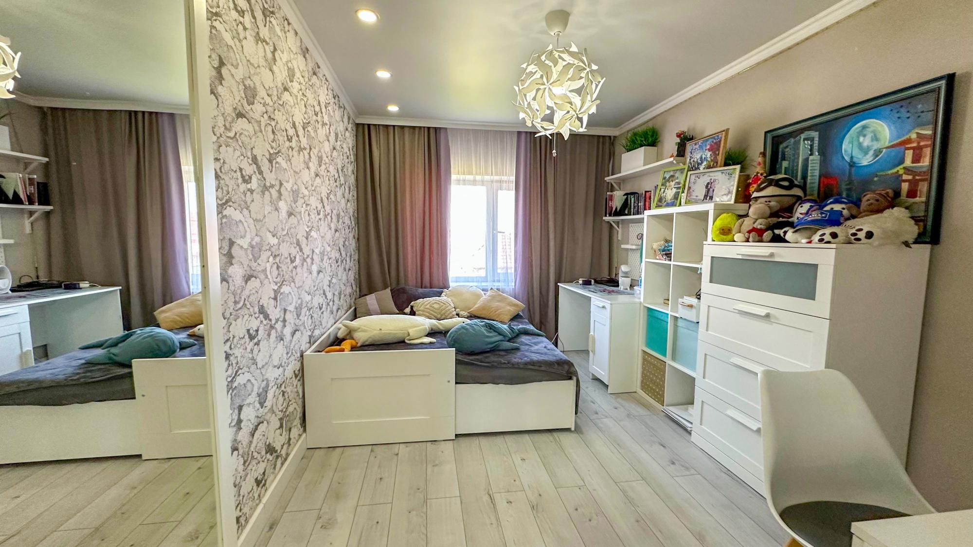 5-комнантный квартира, 238.0 м²,Калиева за 79 000 000