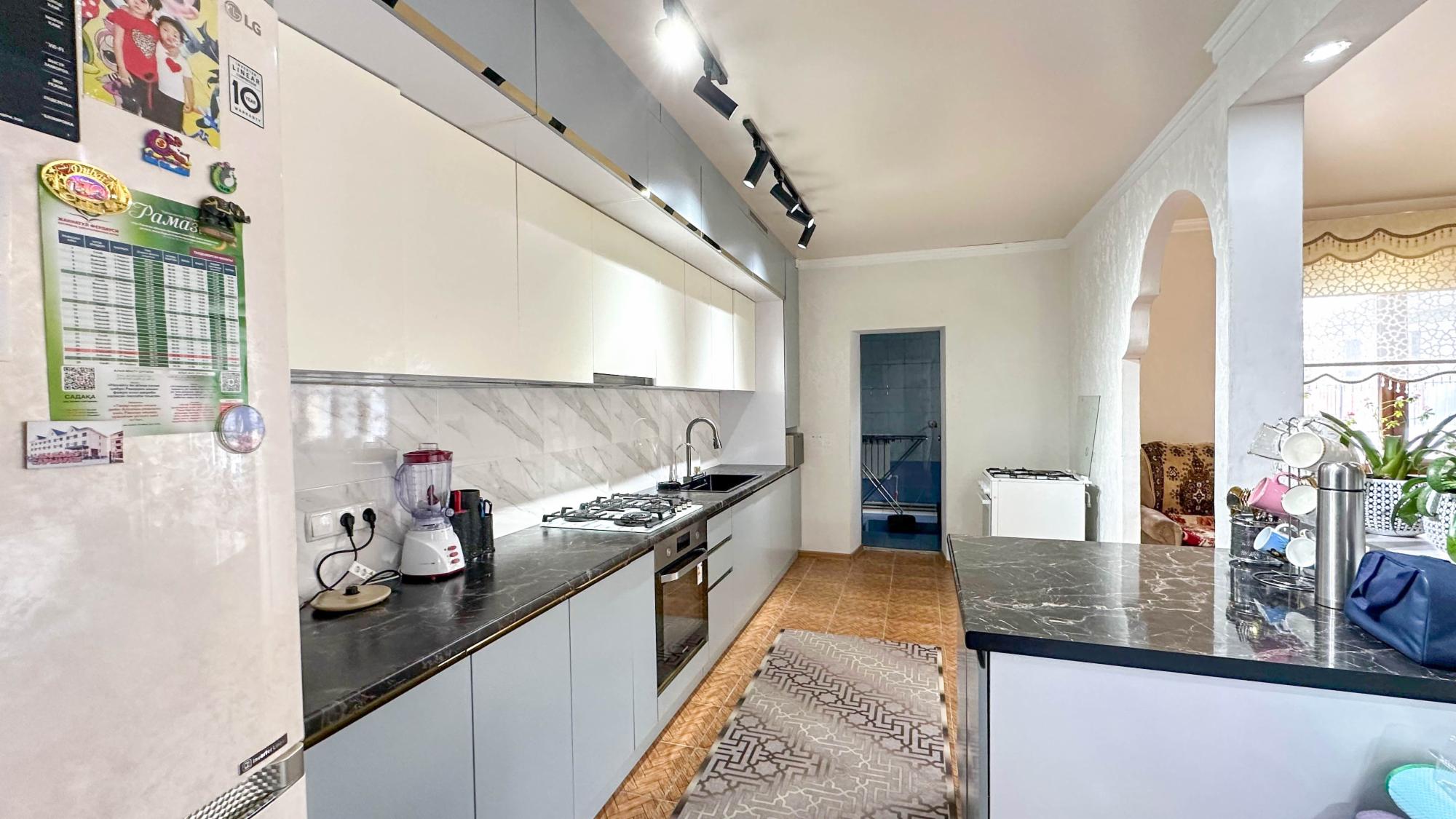 9-комнантный квартира, 300.0 м²,Алмалыбак за 87 000 000