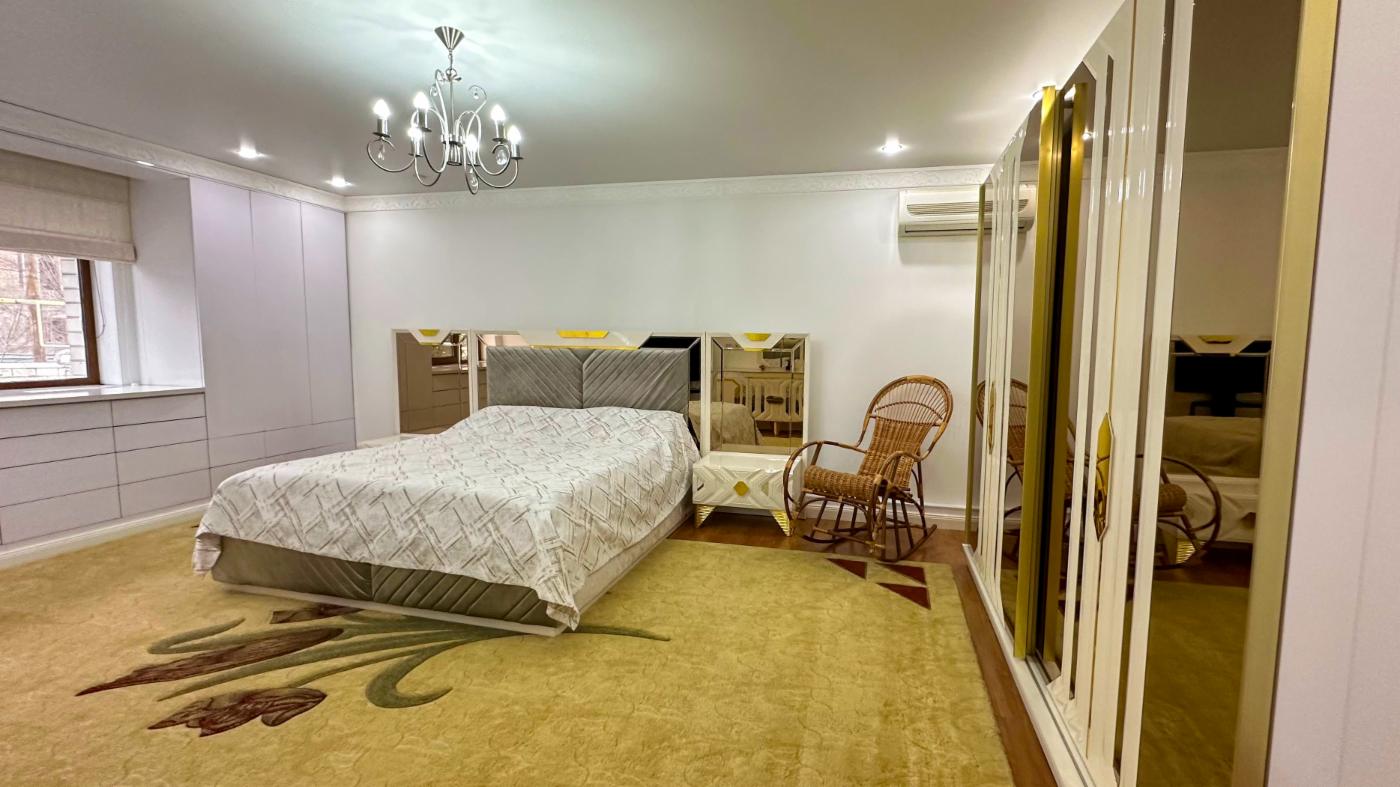 8-комнантный квартира, 290.0 м²,Гагарина за 135 000 000