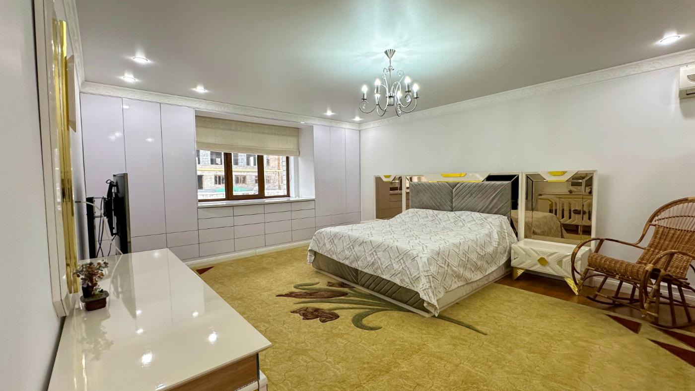 8-комнантный квартира, 290.0 м²,Гагарина за 135 000 000